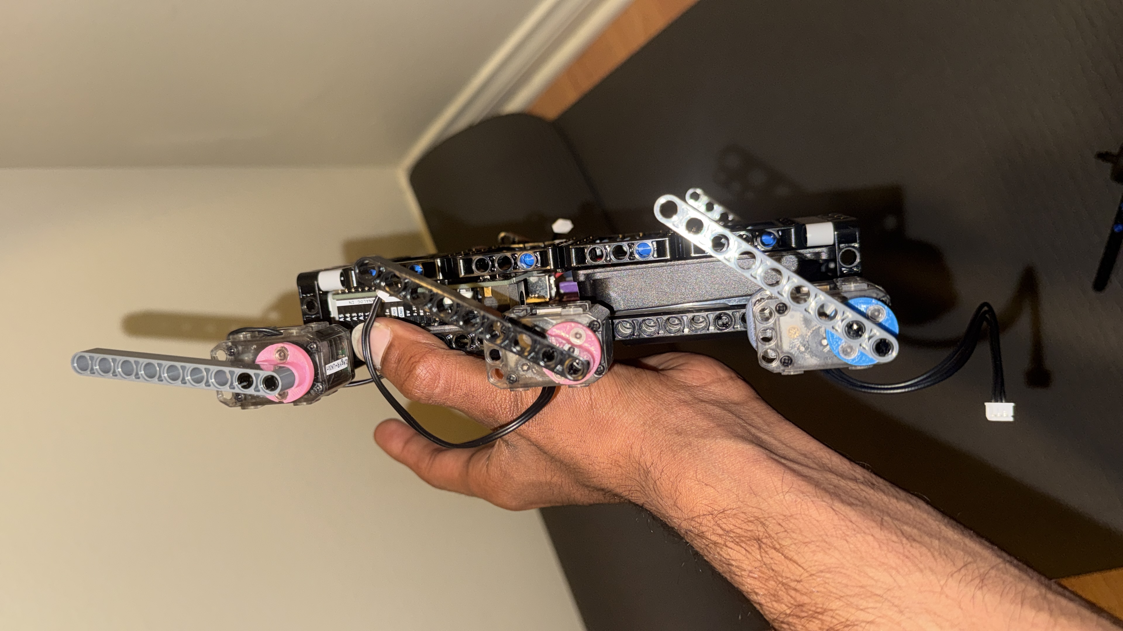 Side view of leg linkages and servo mounts